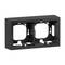 Czarny prostokątny elektryczny podtynkowy ramka do montażu dwóch przełączników lub gniazd, z otworami mocującymi i zaciskami.