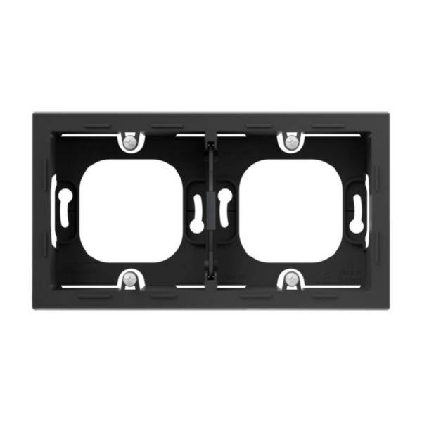 Czarna podwójna rama natynkowa prostokątnego kształtu do montażu dwóch włączników światła lub gniazd elektrycznych, z mocowaniami śrubowymi w narożnikach.