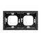 Czarna podwójna rama natynkowa prostokątnego kształtu do montażu dwóch włączników światła lub gniazd elektrycznych, z mocowaniami śrubowymi w narożnikach.