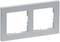 Podwójna ramka z srebrnego tworzywa sztucznego do włączników światła lub gniazd elektrycznych.