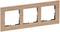 Potrójna rama w wyglądzie drewna do montażu trzech modułów przełączników lub gniazd elektrycznych.