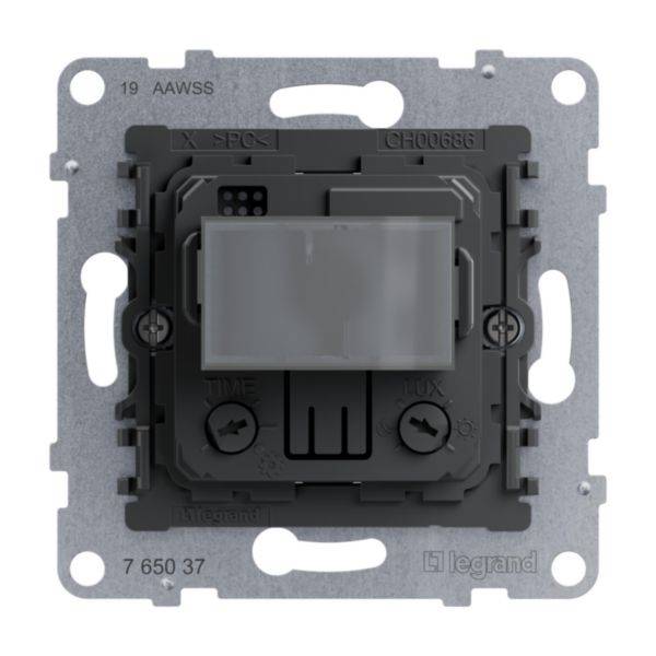 Podstawa włącznika świetlnego z gniazdem przyłączeniowym do montażu podtynkowego. Odpowiednia do instalacji elektrycznych w budynkach.