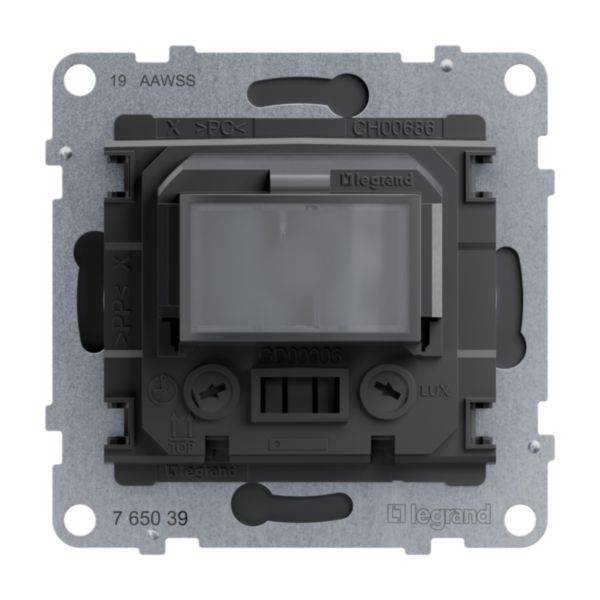 Podtynkowy czujnik ruchu w kwadratowej metalowej obudowie z oznaczeniami i dwoma przełącznikami z przodu.