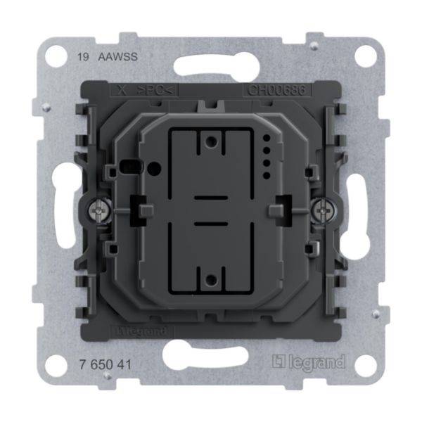 Elektryczna obudowa łącznika firmy Legrand, model 7 650 41, posiada otwory montażowe i wyżłobienia do instalacji.