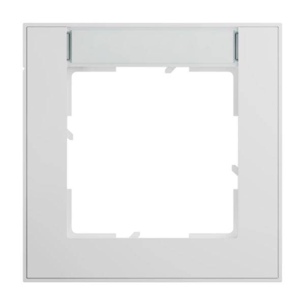 Biała kwadratowa ramka z przezroczystym fragmentem u góry. Przeznaczona głównie do gniazdek elektrycznych lub włączników.