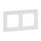 Podwójna, prostokątna, biała plastikowa rama z dwoma kwadratowymi wycięciami, odpowiednia do instalacji elektrycznych przełączników.