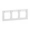 Potrójna rama z tworzywa sztucznego, w kolorze białym, przeznaczona do gniazdek lub przełączników. Idealna do mocowania na ścianie, zapewniająca nowoczesny wygląd.