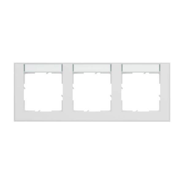 Biała potrójna osłona na gniazda elektryczne lub włączniki. Prostokątna z trzema kwadratowymi wycięciami.