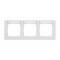 Biała potrójna osłona na gniazda elektryczne lub włączniki. Prostokątna z trzema kwadratowymi wycięciami.