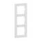 Potrójna ramka z białego tworzywa sztucznego do włączników światła lub gniazdek elektrycznych, ułożona pionowo. Idealna do nowoczesnych wnętrz.