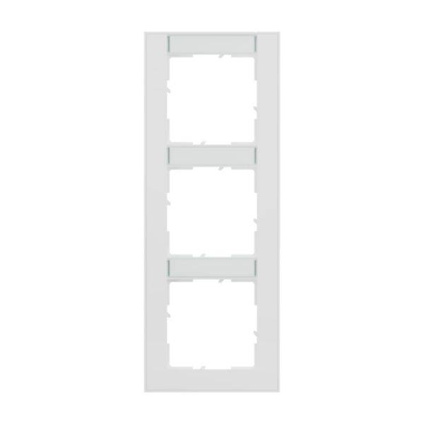Biała, potrójna płytka maskująca do włączników lub gniazd elektrycznych, z prostokątnymi wycięciami do montażu.