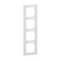 Poczwórna, pionowa rama z białego tworzywa sztucznego, odpowiednia do instalacji czterech przełączników elektrycznych lub gniazd wtyczkowych.