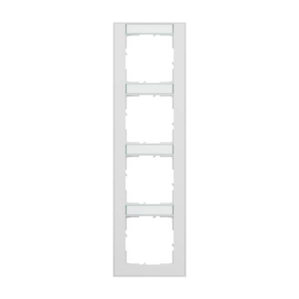 'Czterokrotna rama w kolorze białym, ułożona pionowo, odpowiednia do włączników elektrycznych lub gniazd.'