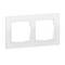 Biała podwójna ramka na dwie elektryczne gniazda lub włączniki, o prostym designie.
