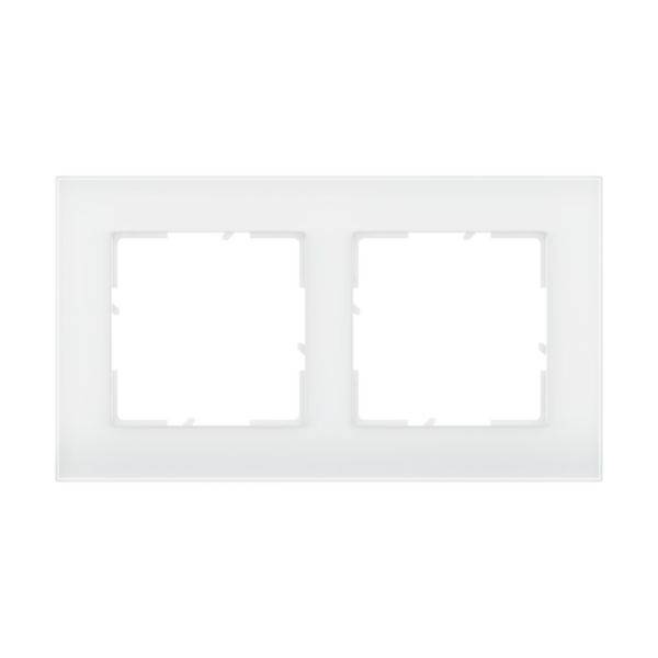 Podwójna ramka w kolorze białym, prostokątna, do gniazd lub przełączników, bez widocznych śrub, o prostym i nowoczesnym designie.