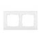 Podwójna ramka w kolorze białym, prostokątna, do gniazd lub przełączników, bez widocznych śrub, o prostym i nowoczesnym designie.