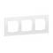 Potrójny biały ramka przyłączeniowa z trzema kwadratowymi otworami na gniazda lub włączniki, przeznaczona do montażu ściennego.