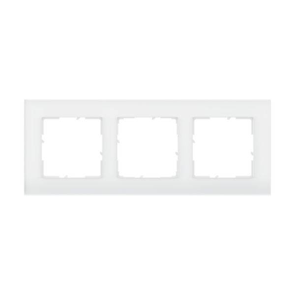 Potrójna biała rama na włączniki z trzema równymi kwadratowymi otworami do instalacji modułów przełącznikowych.