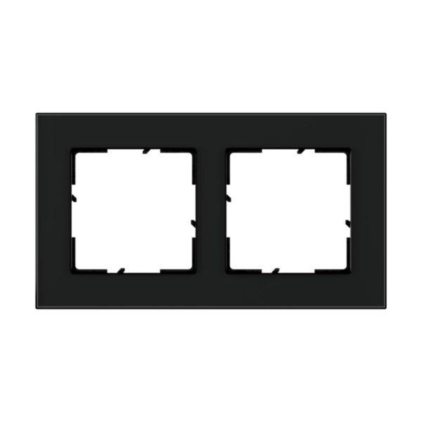 Podwójna, prostokątna, czarna ramka pod osprzęt, otwarta na dwa moduły, przeznaczona do montażu gniazd lub przełączników.