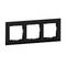 Potrójna ramka z czarnego tworzywa sztucznego, odpowiednia do instalacji trzech przełączników lub gniazd elektrycznych obok siebie w ścianie.