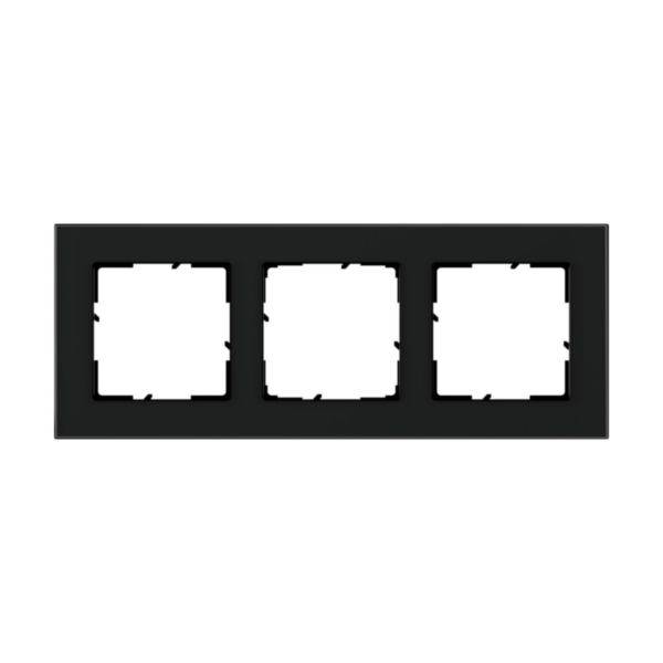 Potrójna ramka przełącznika w kolorze czarnym, odpowiednia dla trzech przełączników lub gniazd elektrycznych. Prostokątny design z zaokrąglonymi narożnikami.