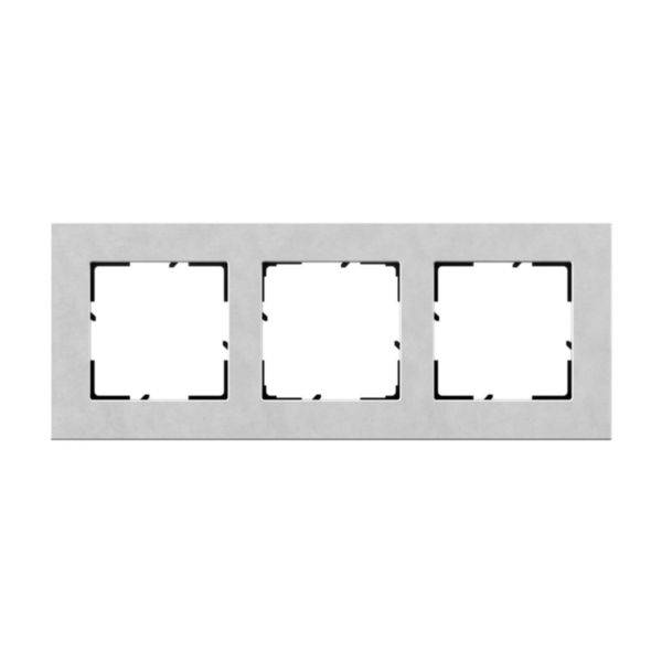 Potrójna ramka plastikowa, prostokątna, w kolorze szarym. Odpowiednia do montażu trzech włączników światła lub gniazd elektrycznych.