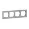 Biała, poczwórna ramka pozioma do montażu włączników lub gniazd elektrycznych, idealna do nowoczesnych wnętrz.
