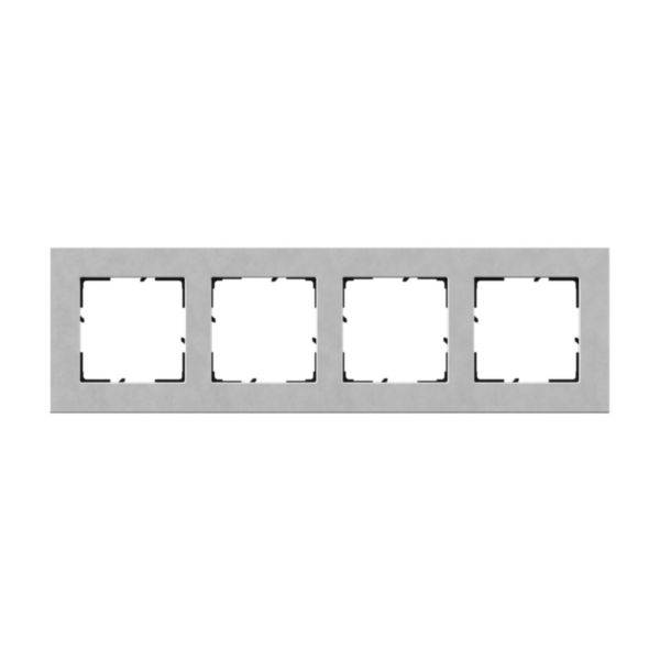 Kwadratowa, poczwórna ramka na włączniki lub gniazdka w kolorze srebrno-szarym, przeznaczona do montażu naściennego.