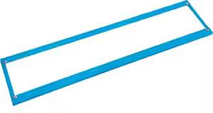 Prosta, prostokątna niebieska linijka o wyraźnych krawędziach, leżąca na białym tle.