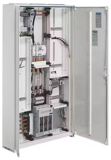 Otwarta szafa sterownicza z wieloma elementami elektrycznymi i połączeniami kablowymi, widoczna na potrzeby prac konserwacyjnych lub instalacyjnych.