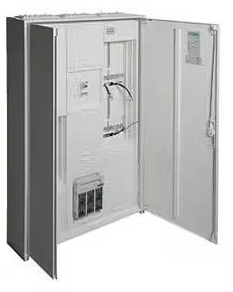 Otwarty rozdzielnik elektryczny z widocznymi kablami i przełącznikami wewnątrz. Szafa jest metalowa i służy do sterowania systemami elektrycznymi.