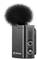 Czarne mikrofon Sennheisera z osłoną przeciwwietrzną w stylu futra. Posiada dwa przyciski z boku, jeden do włączania/wyłączania i drugi do nagrywania.