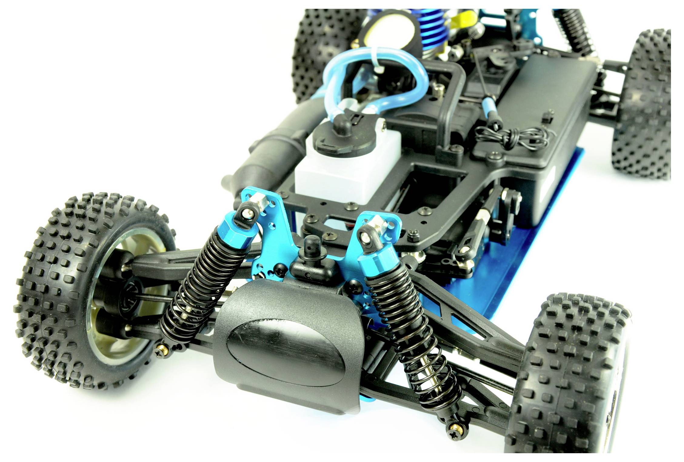 Zdalnie sterowany samochód terenowy z niebieskimi i czarnymi elementami, oponami terenowymi i widocznym zawieszeniem.