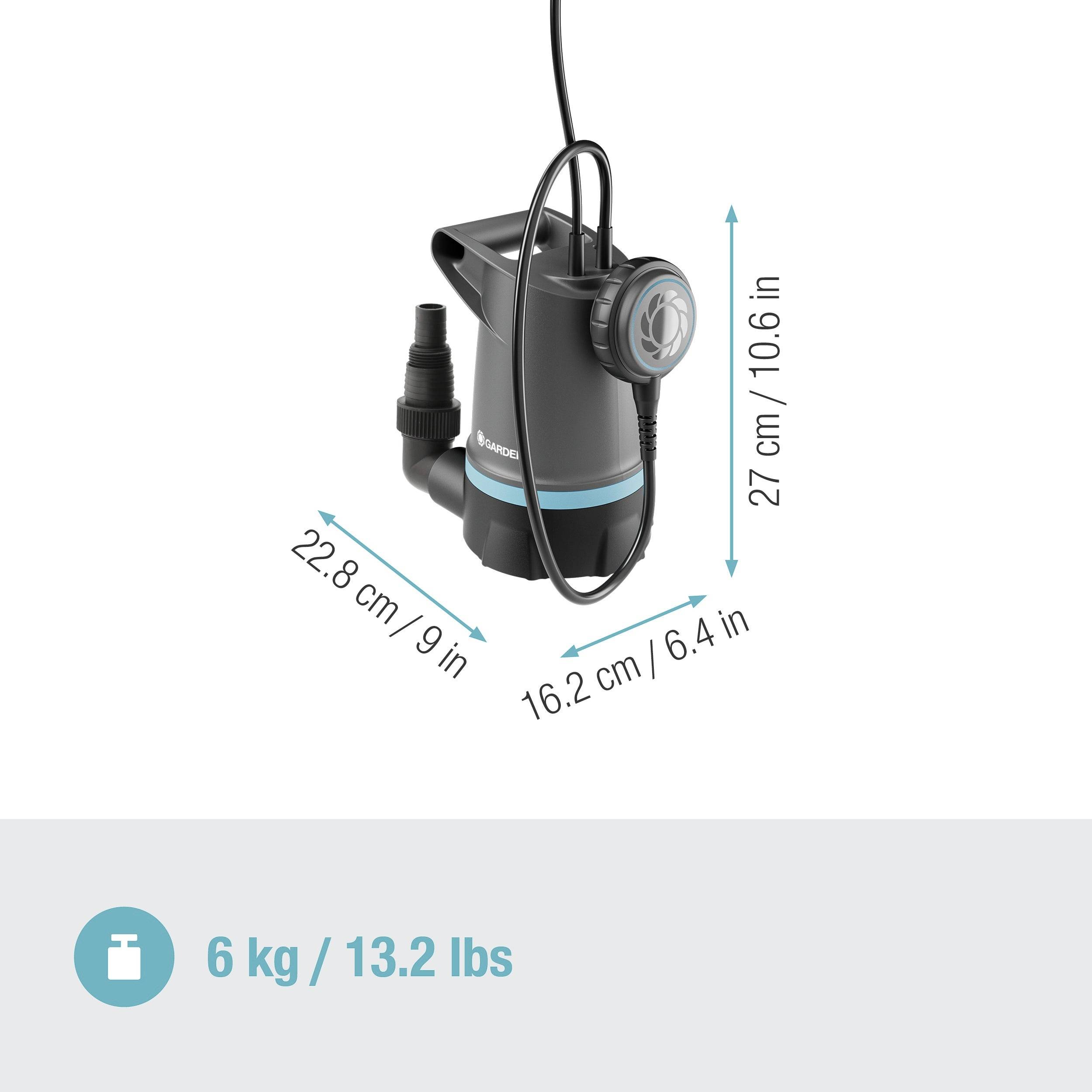 Obraz przedstawia czarną pompę zanurzeniową o wymiarach: wysokość 27 cm, szerokość 16,2 cm, długość 22,8 cm, o wadze 6 kg.