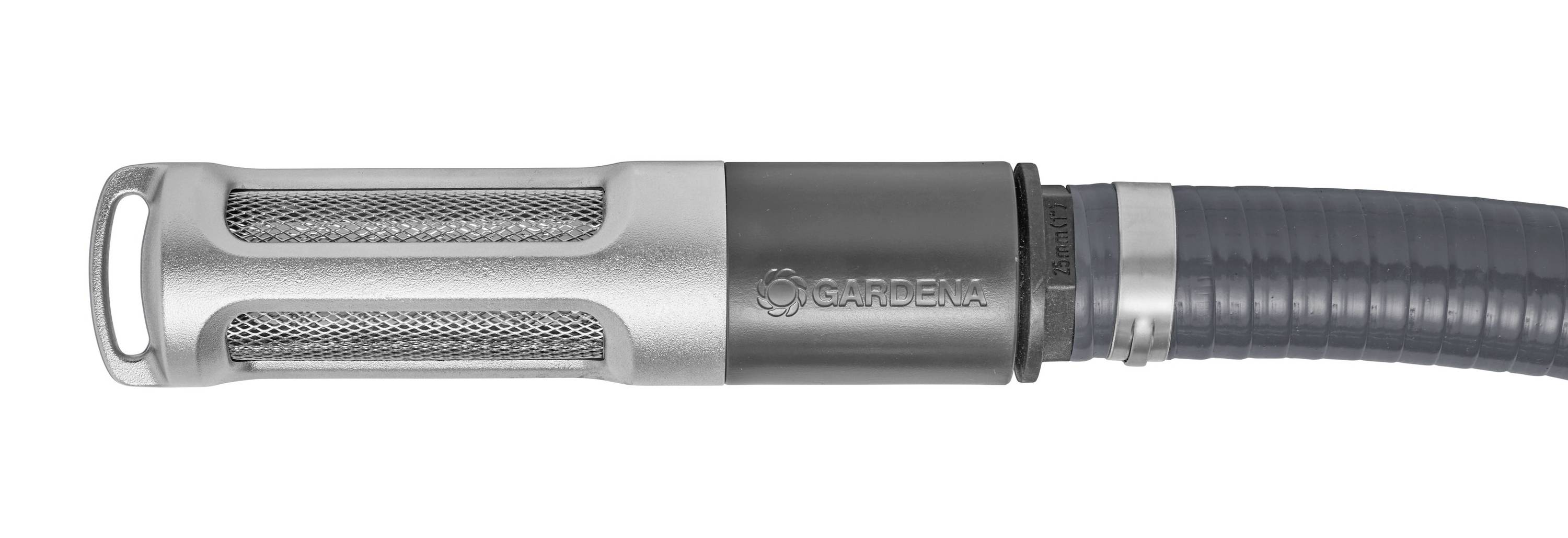 Wąż ogrodowy z metalowym filtrem, z napisem 'GARDENA' z boku.