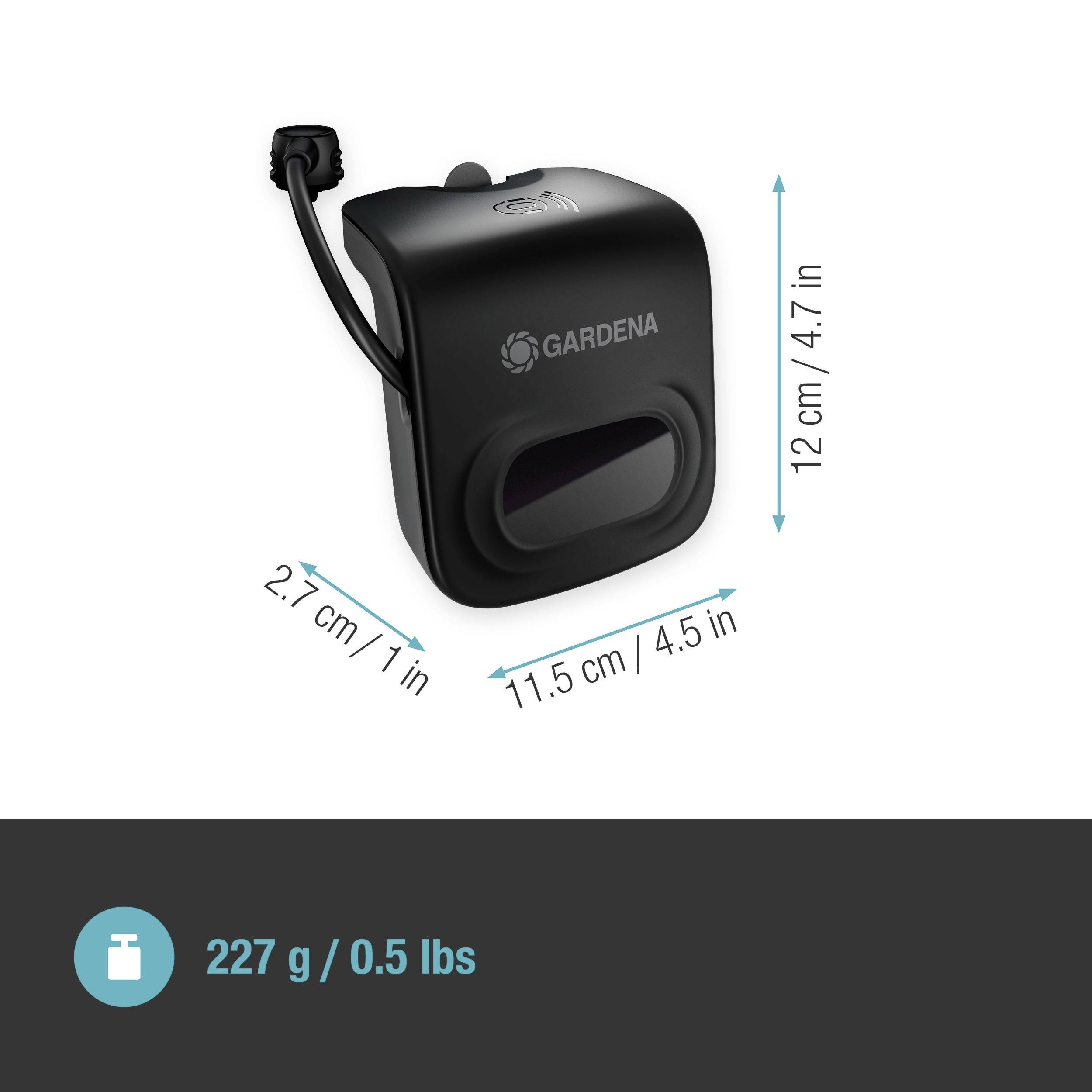 Czarny timer nawadniania ogrodowego marki Gardena, kompaktowy o wymiarach 12 x 11,5 x 2,7 cm i wadze 227 g.