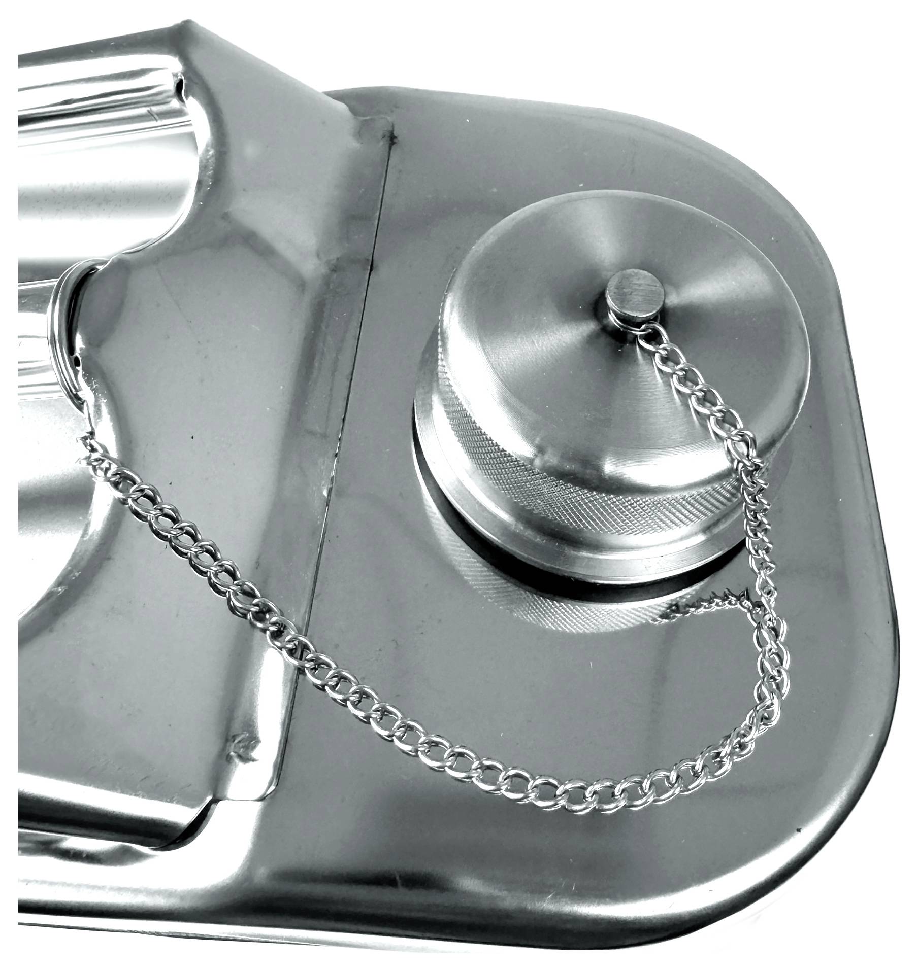 Srebrna zakrętka wlewu paliwa z łańcuszkiem przy pojeździe.