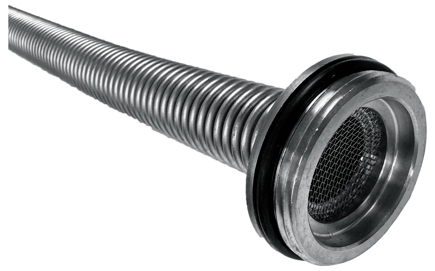 Elastyczny metalowy wąż o falistej powierzchni i siatce na końcu, stosowany w zastosowaniach przemysłowych lub technicznych.