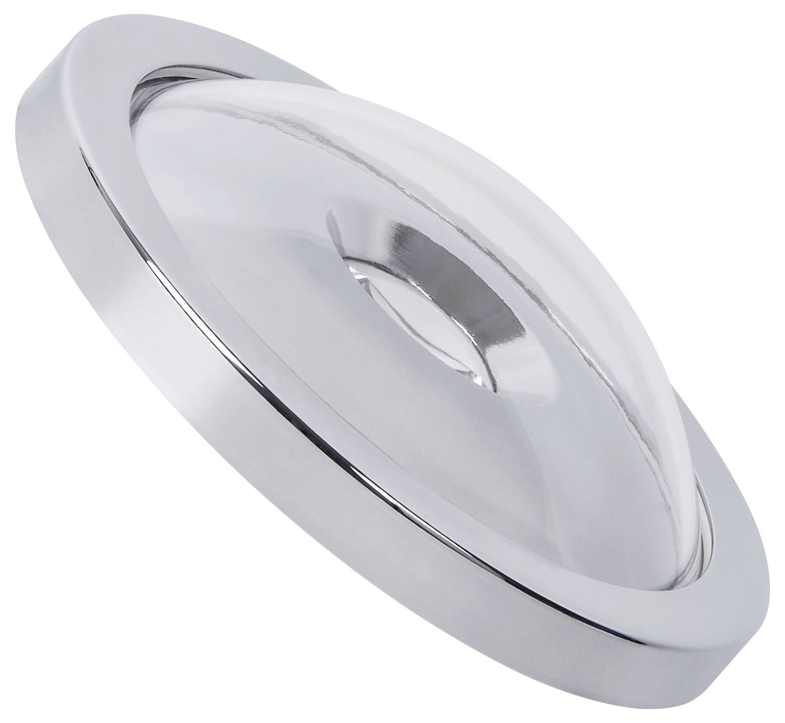 Metalowy, błyszczący, okrągły obiekt o wypukłej powierzchni z otworem pośrodku, znajdujący się na białej płaszczyźnie.