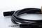 Czarny kabel audio z wtykiem XLR i wtykiem jack 6,35 mm na białym tle.