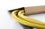 Żółty kabel, częściowo wyciągnięty z brązowego opakowania papierowego, na białym tle.