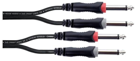 Cztery kable audio z wtyczkami w kolorach czarnym i czerwonym. Są one przeznaczone do przesyłania sygnałów audio.