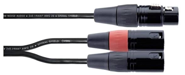 Trzy kable audio z wtyczkami XLR, jeden z czerwonym pierścieniem, pozostałe czarne. Napis na kablu: 'LOW NOISE AUDIO'.