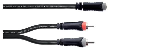 Dwa kable audio z czerwonymi i białymi wtykami, połączone czarnym kablem adaptera. Tekst na kablu: 'LOW NOISE AUDIO'.