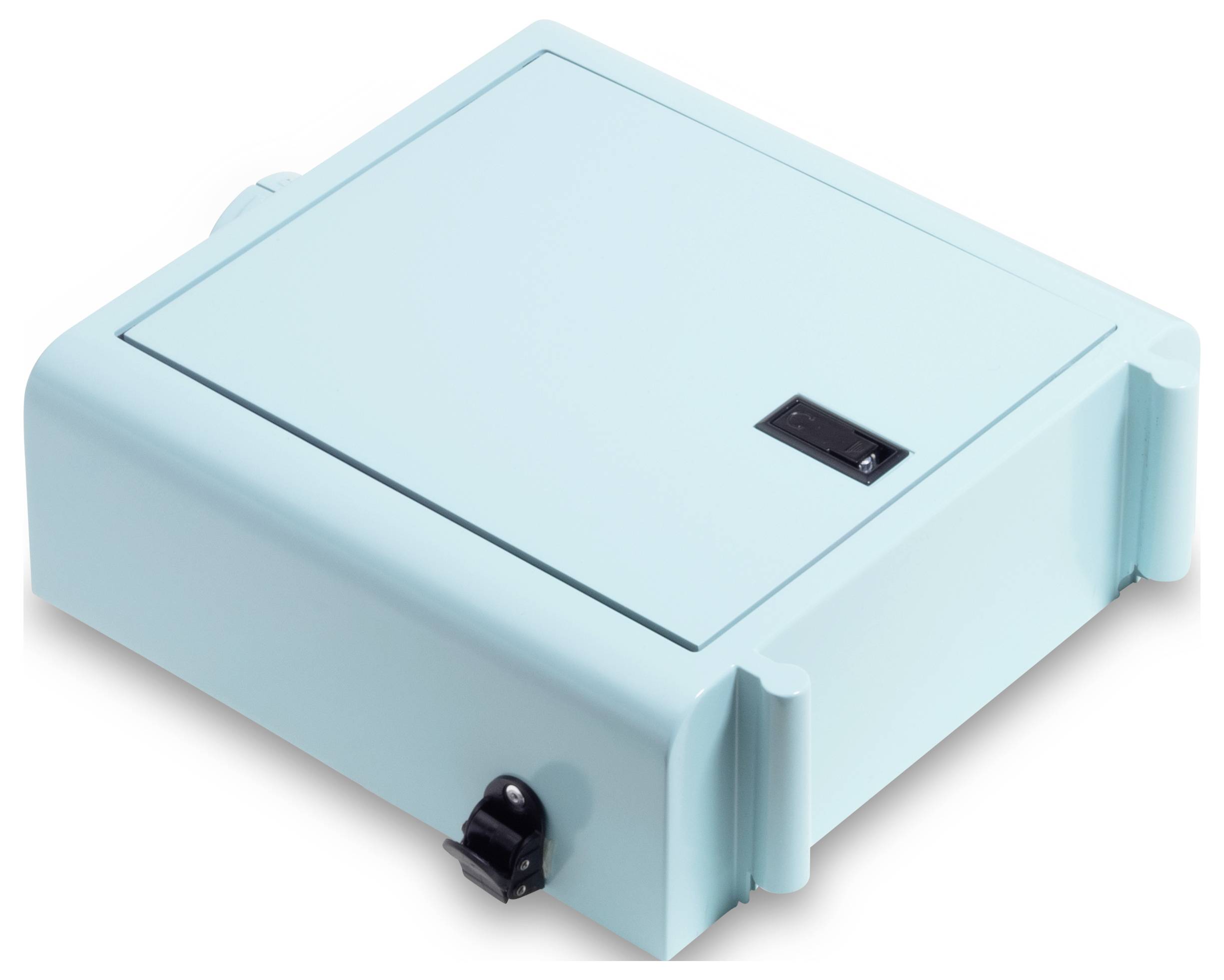 Prostokątna, jasnoniebieska plastikowa walizka z dwoma czarnymi zamknięciami po bokach, prawdopodobnie przeznaczona do transportu lub przechowywania.