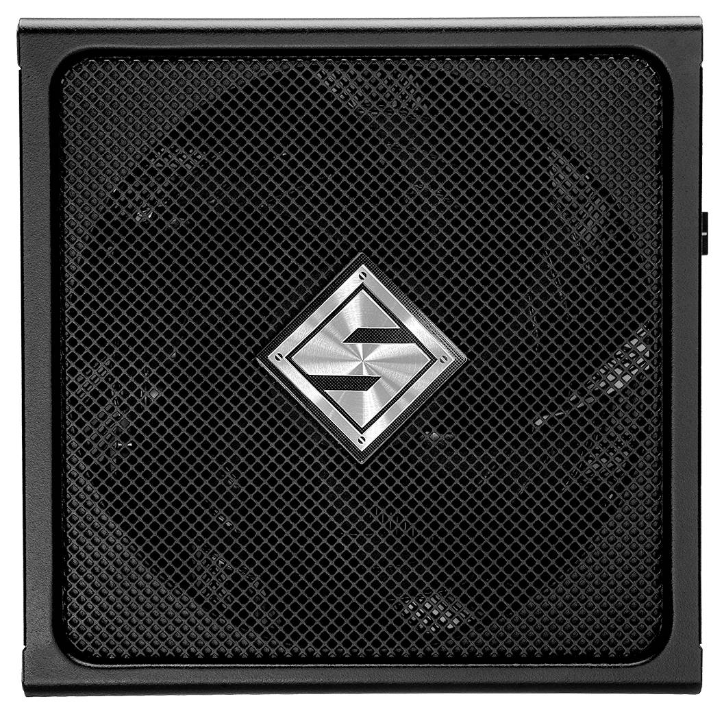 Czarno-szary wentylator z kratką i metalowym logo pośrodku.