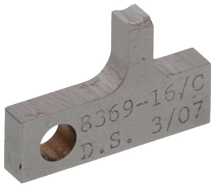 Metalowy element z wygrawerowanym napisem '8369-16/C D.S. 3/07', prostokątny kształt z kątem i otworem w lewym dolnym rogu.