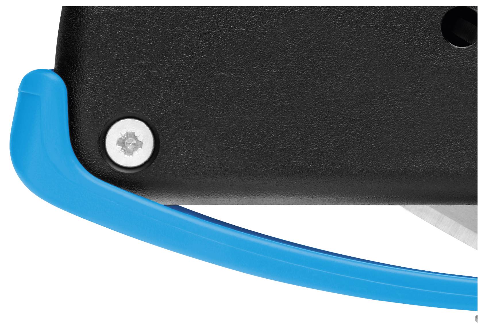 Zbliżenie czarnego plastikowego uchwytu z niebieskim gumowym wypełnieniem i widoczną metalową śrubą.