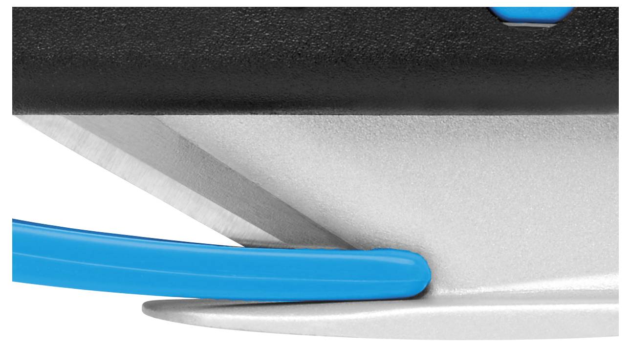 Zbliżenie czarnego plastikowego uchwytu, który napina niebieski gumowy pas nad metalową podstawą. Solidna konstrukcja.