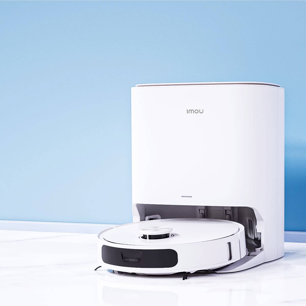 Biały robot odkurzający jadący do stacji ładowania na jasnoniebieskim tle.